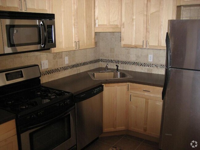 Building Photo - Highly sought after and top-notch BU... Rental