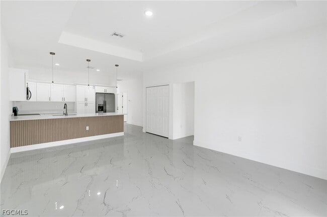 Photo - 724 Lamar St E