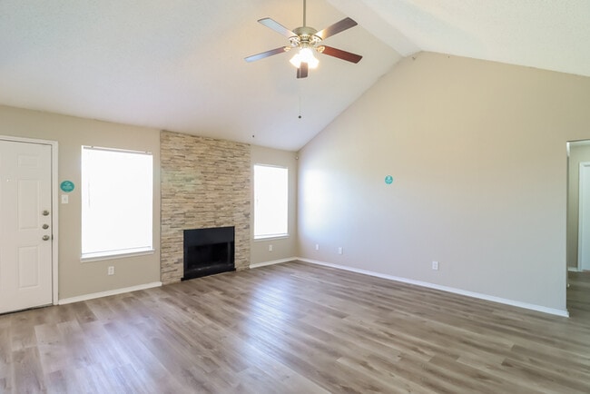 Photo - 404 Ridge Dr