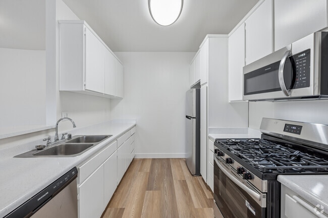2BR, 2BA - 1040SF - Kitchen