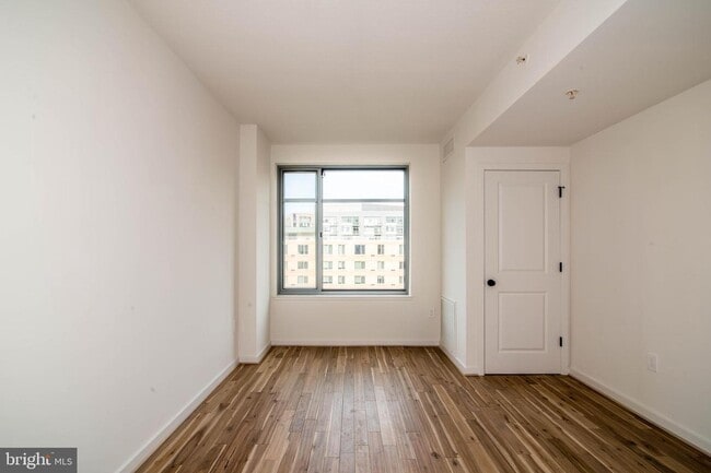 Photo - 475 K St NE