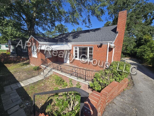 Building Photo - 4 Bedroom All Brick House