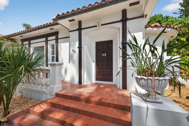 Photo - 737 19th Ave N