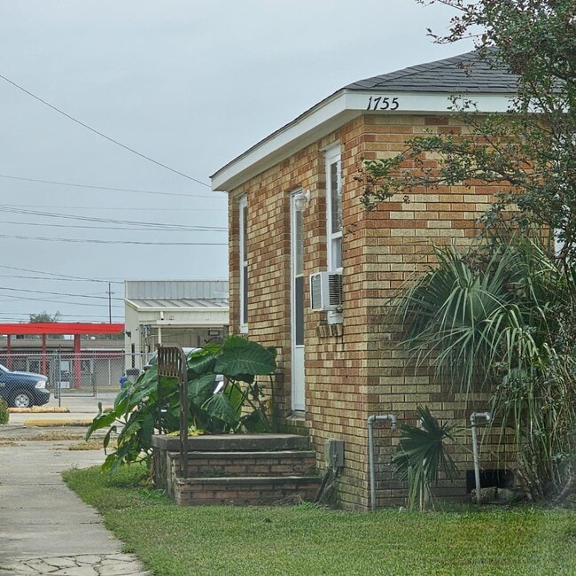Photo - 1755 Ridgefield Ave