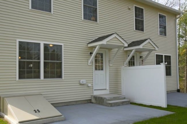 Patio con panel divisorio