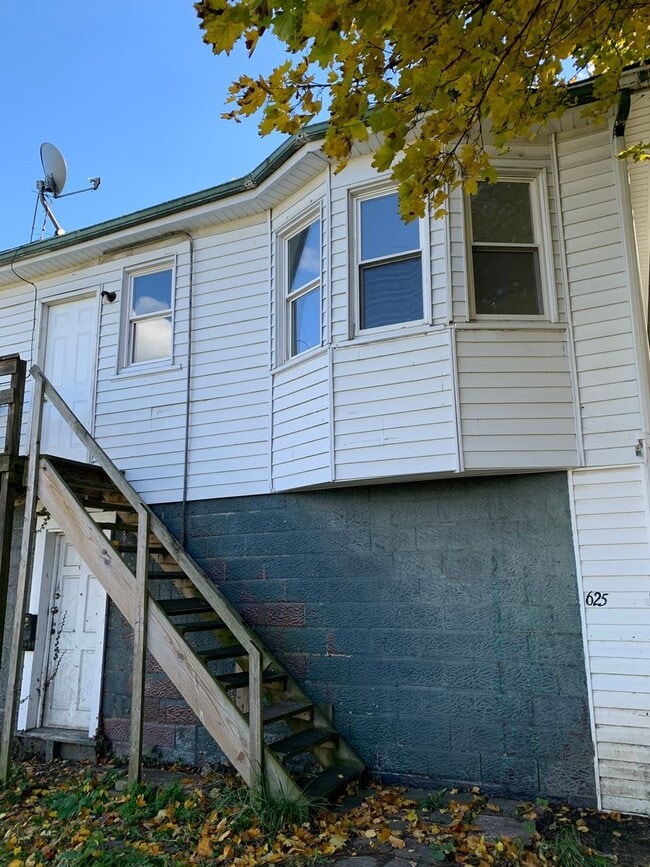 Building Photo - Two Bedroom Garage Apartment