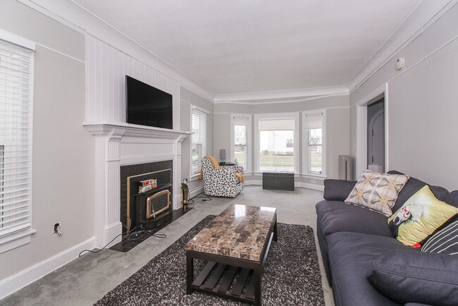 Photo - 1337 W 2nd St