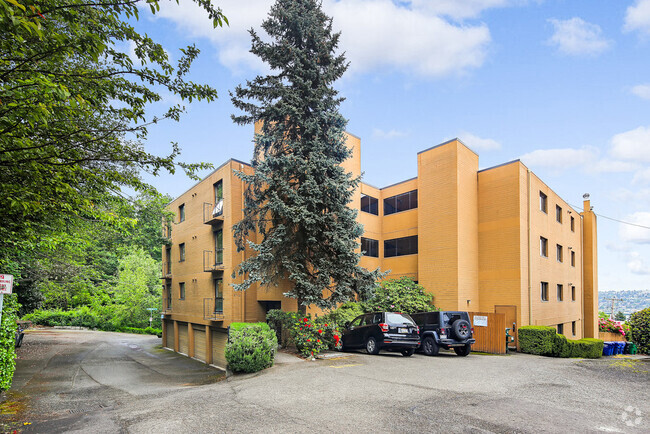 Building Photo - CLICK "REQUEST A TOUR" NOW! Unit #201 - Rental