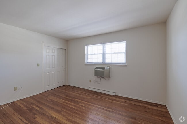 2BR, 2BA - 1,036SF - Bedroom