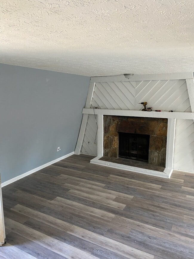 Chimenea en la sala de estar - 191 Smokerise Ct Unidad 1