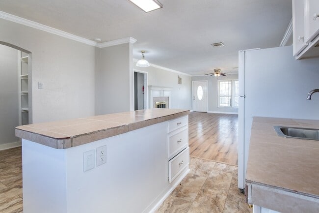 Photo - 1007 E Main St