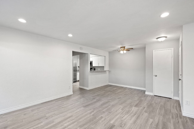 Photo - 7932 Mission Center Ct Unidad i