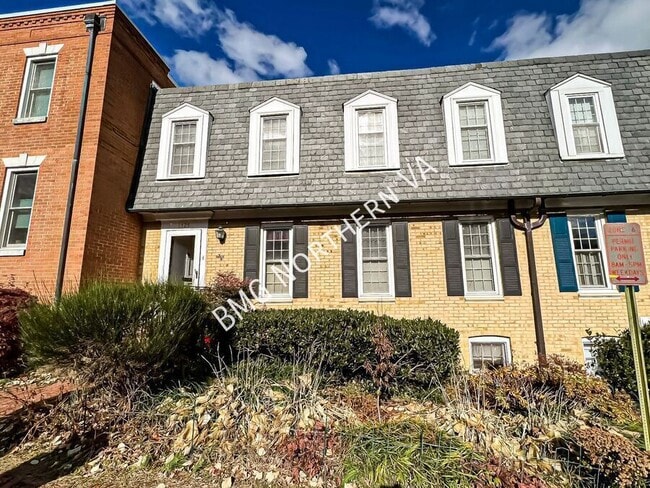 Building Photo - 1325 Lynnbrook Dr