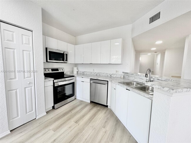 Building Photo - 2311 Belmont Ln Unit 2311