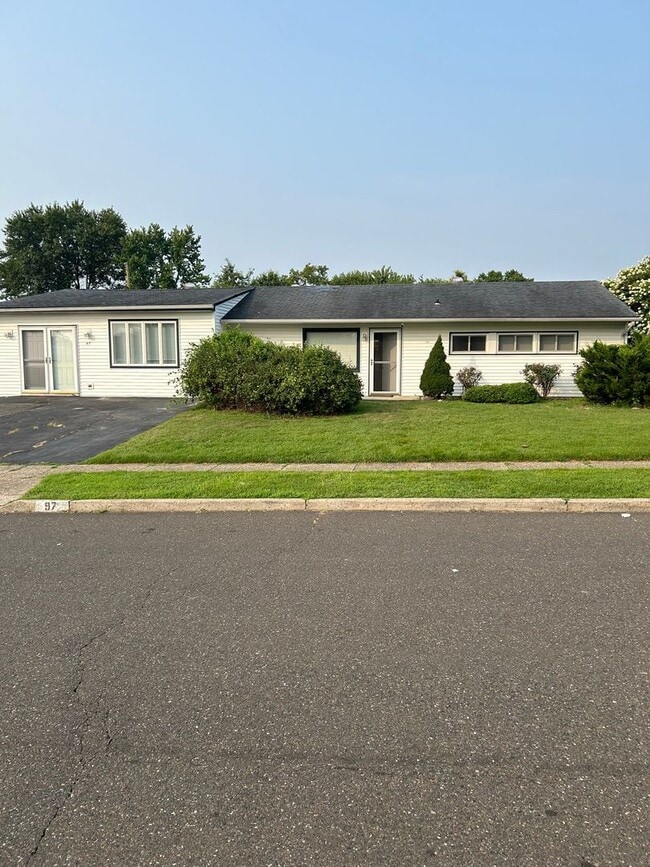 Building Photo - Beautiful remodeled large 6 bed 2 bath ran... Rental