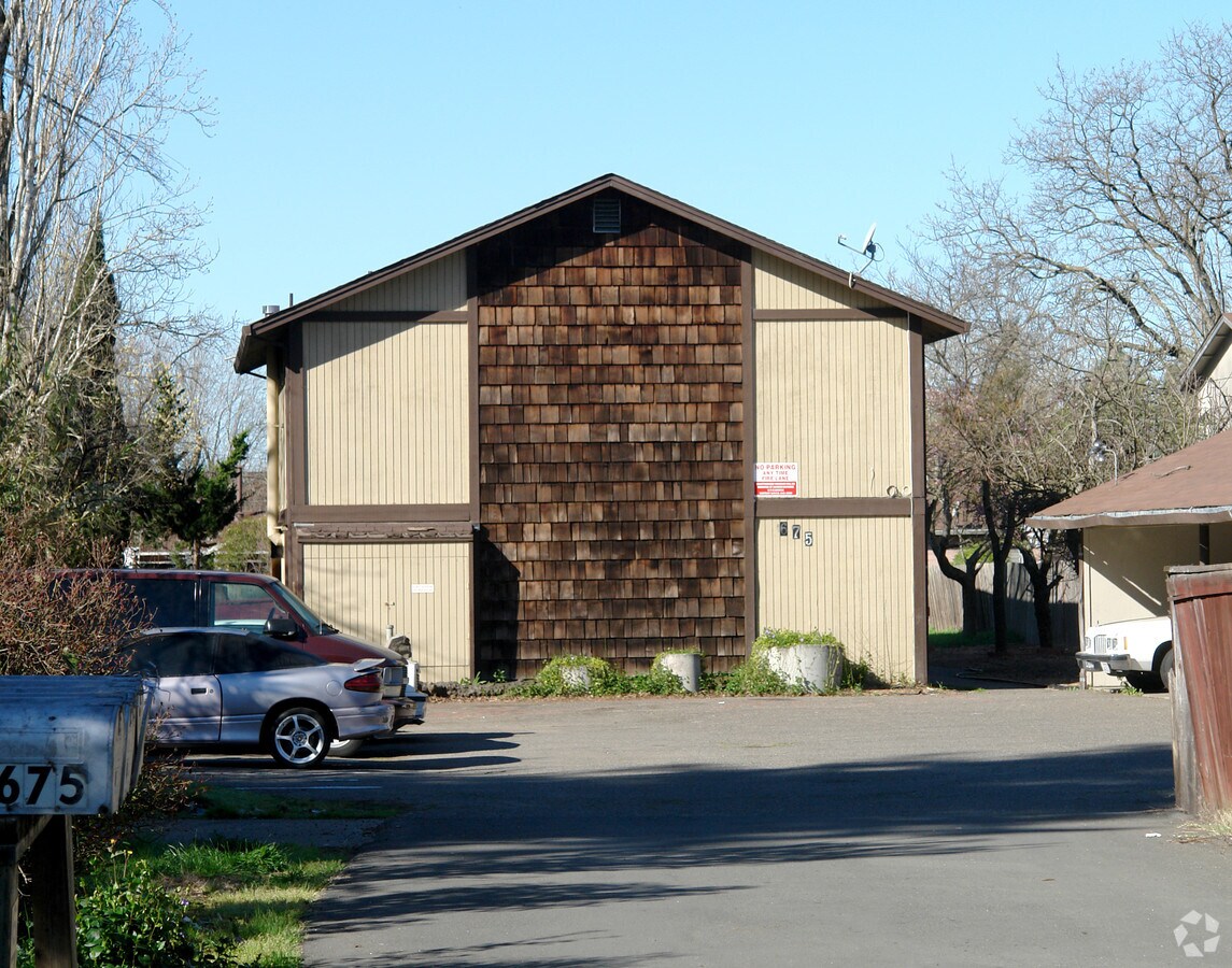 Photo - 675 Dutton Ave