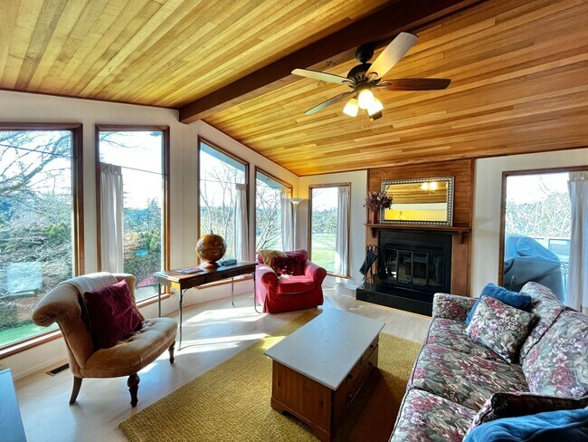 Photo - 721 Cherry Ave NE