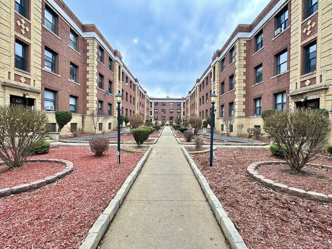 Building Photo - 834 W Waveland Ave Unit 2S