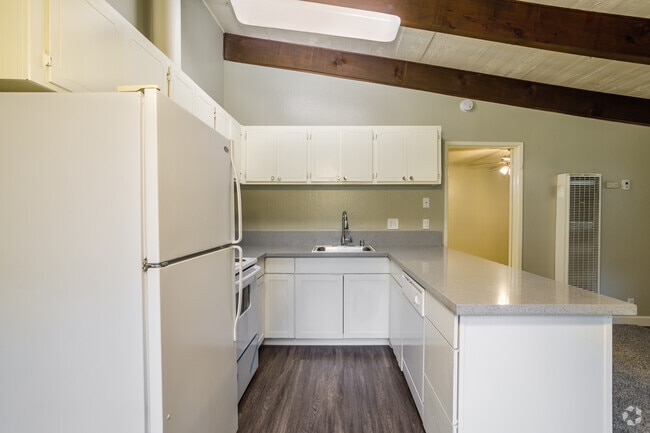 1BR, 1BA 605SF