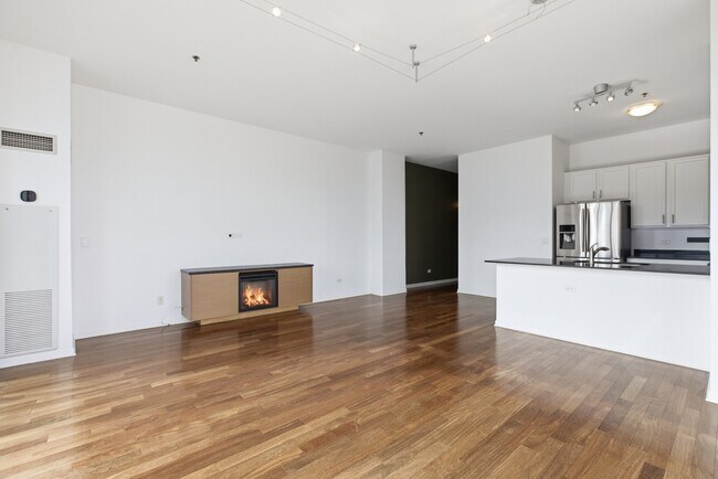 Photo - 340 W Superior St Unidad 1601