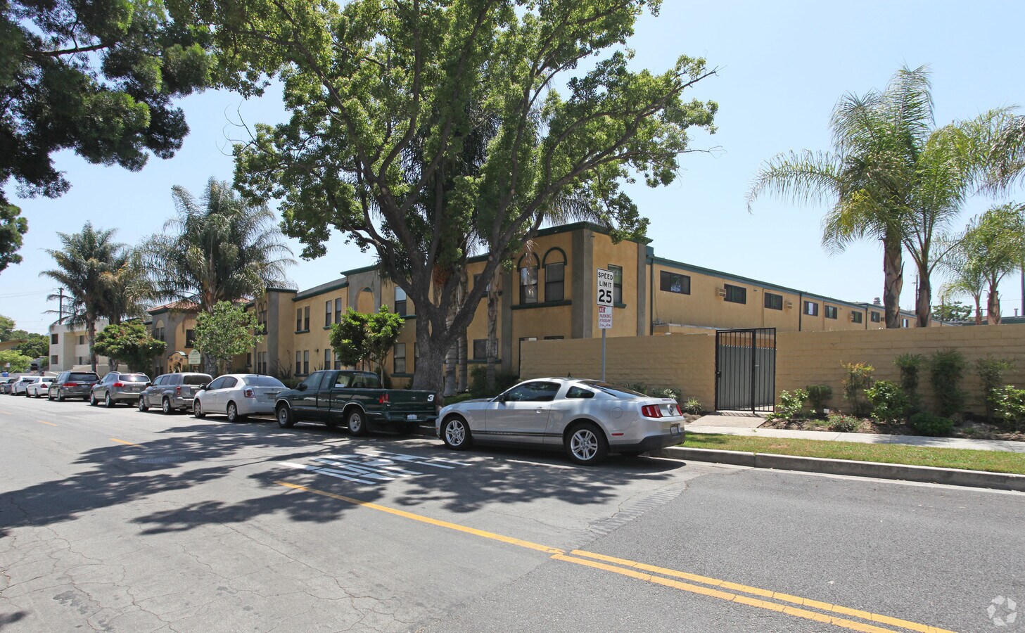 Castillian Apartments - Castillian Apartments