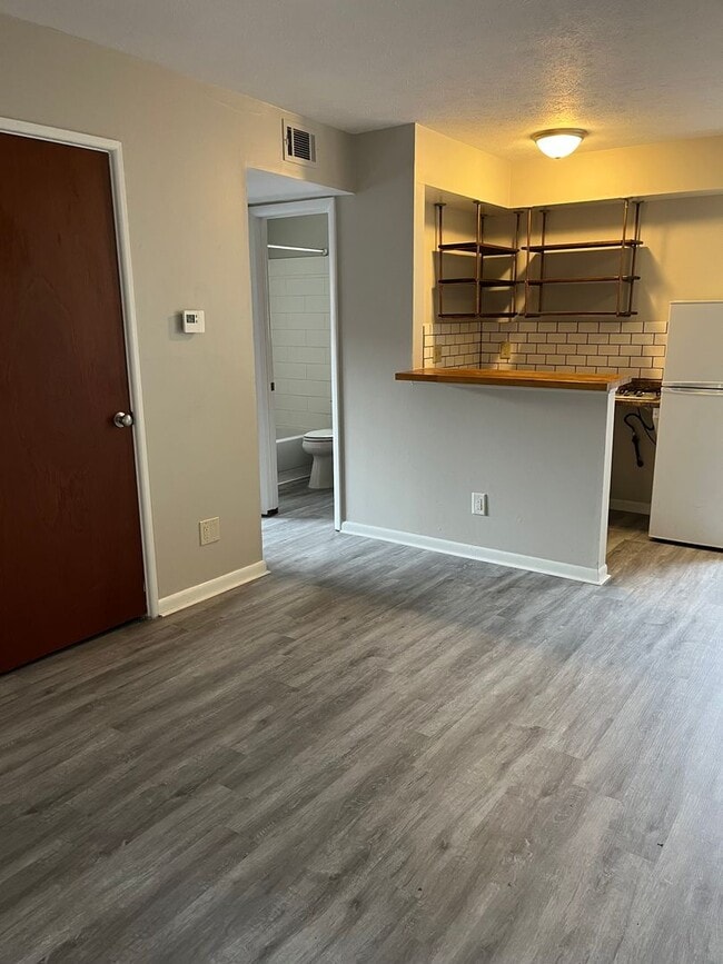 Photo - 695 Riverview