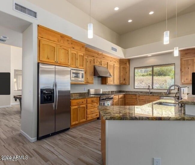 2715 W Cheyenne Dr