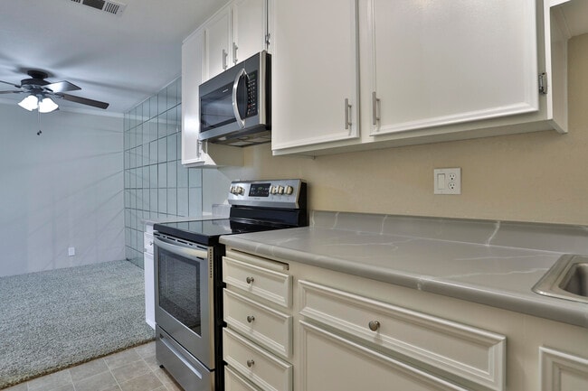 Photo - 2820 N Arcadia Ct Unidad B208