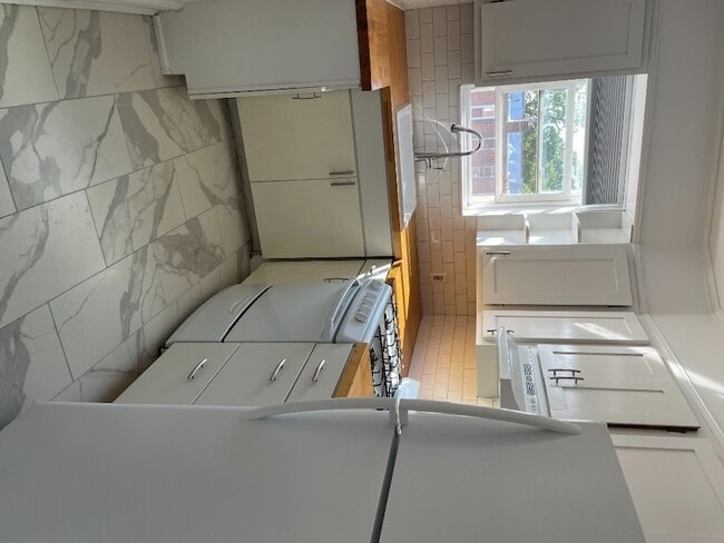 Building Photo - 682 E 42nd St Unit 2