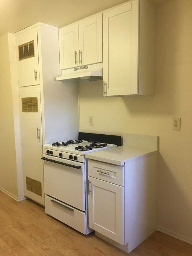 853-861 N Raymond Ave