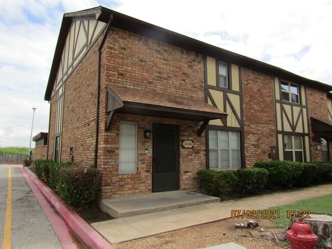 Building Photo - MACARTHUR AREA!! PETS NEGOTIABLE WITH OWNE... Rental