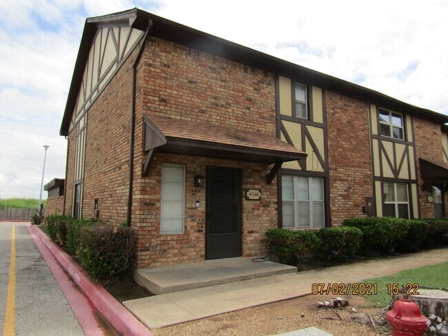 Building Photo - MACARTHUR AREA!! PETS NEGOTIABLE WITH OWNE... Rental
