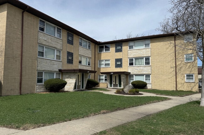 Building Photo - 8304 W Forest Preserve Dr Unit 1W