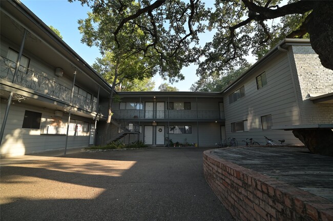Building Photo - 803 W 28th St Unit 205
