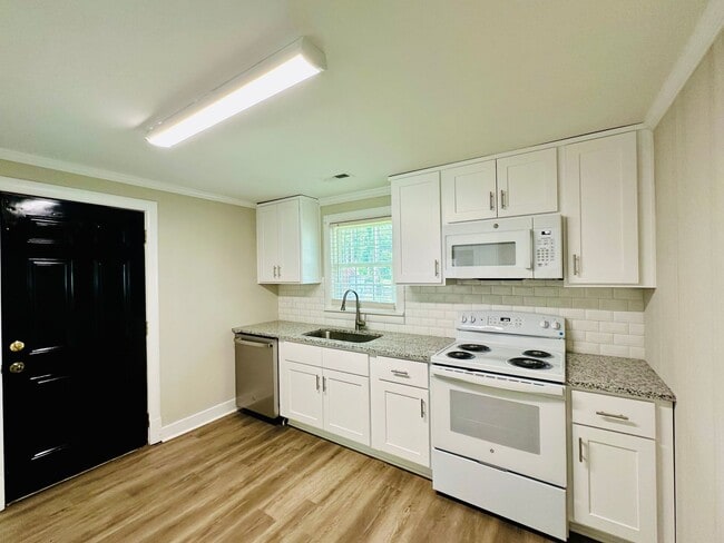 Photo - WILSHIRE BLVD - 4 Bedroom - minutes to UNCW!