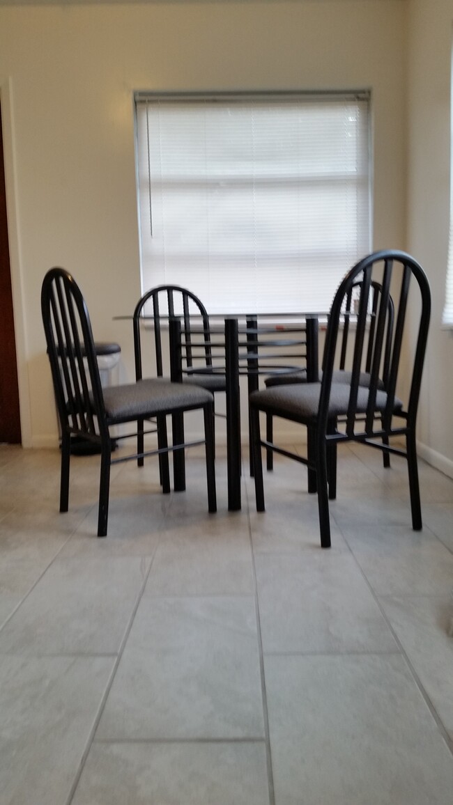 eat in kitchen - 319 NW 15th St Apartments Unit A