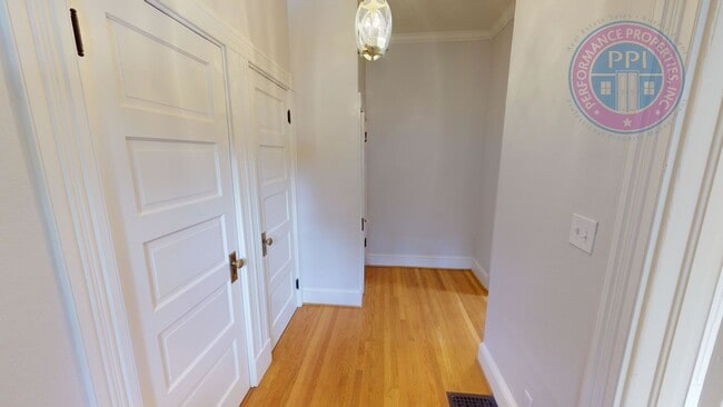 Building Photo - 2406 SE Yamhill St Unit 1
