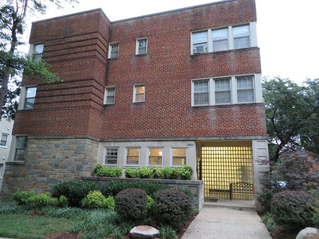 Building Photo - 3925 Davis Pl NW Unit B1