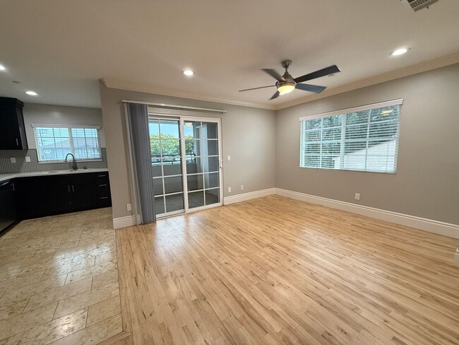 Building Photo - Gorgeous 2/2 with Assigned Parking! In Uni... Unit 4 Rental