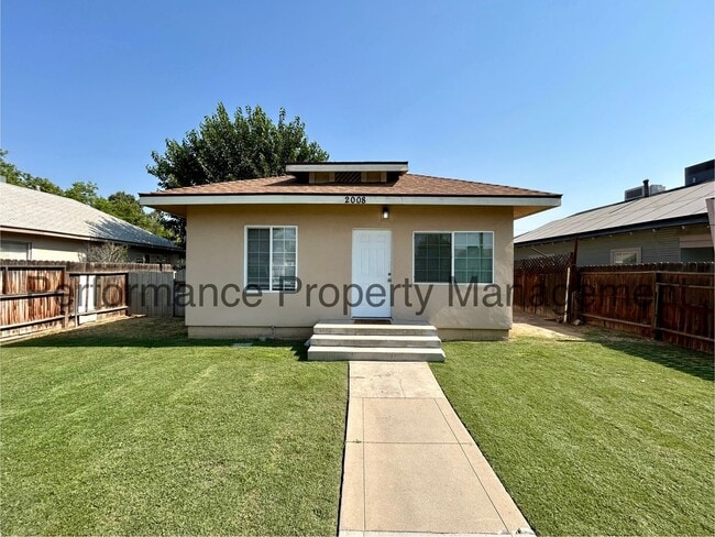 Charming 3 Bed/2 Bath Home w/ Large Yard - Charming 3 Bed/2 Bath Home w/ Large Yard