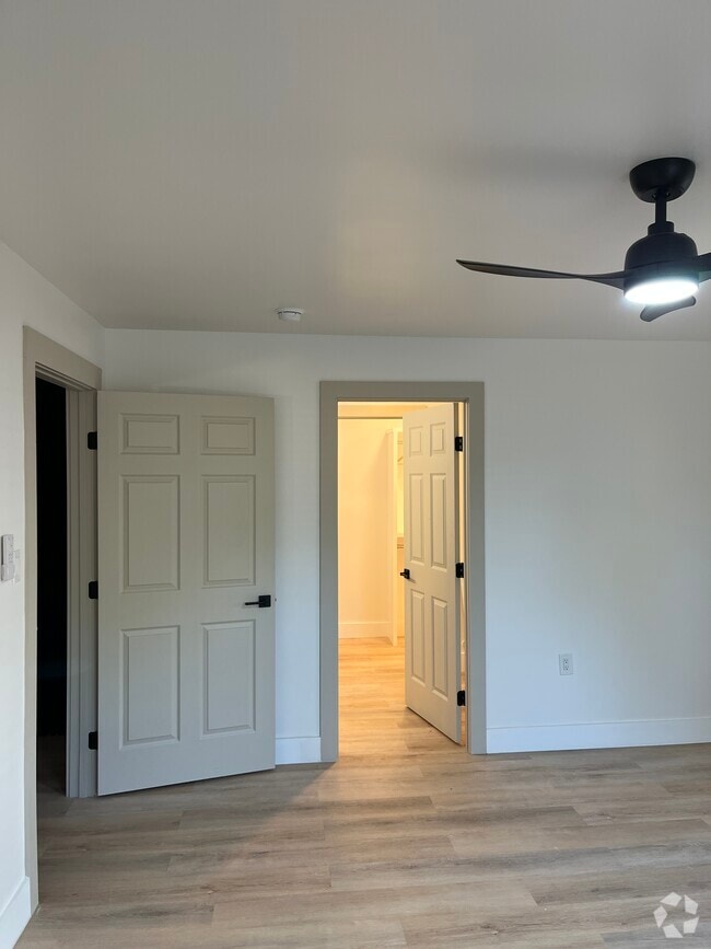 Building Photo - 3020 Bellaire Dr Rental