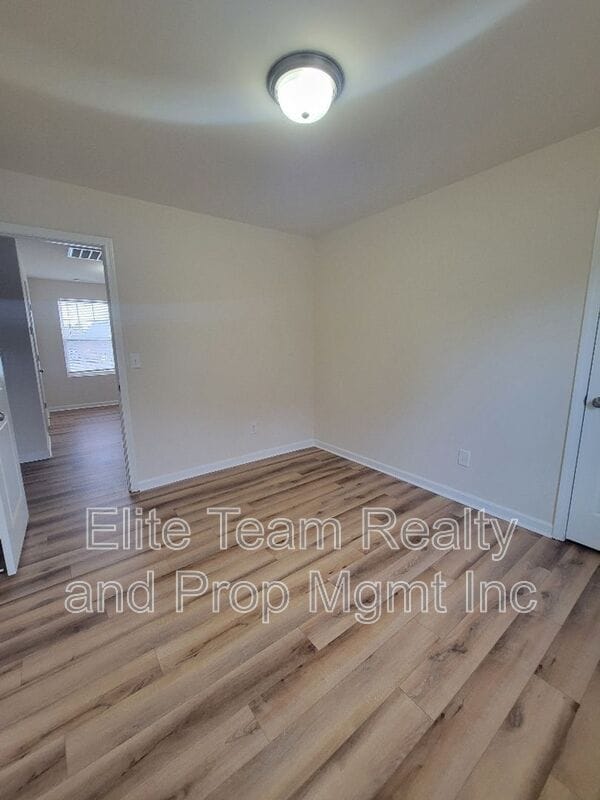 Photo - 5823 Hewitt Dr