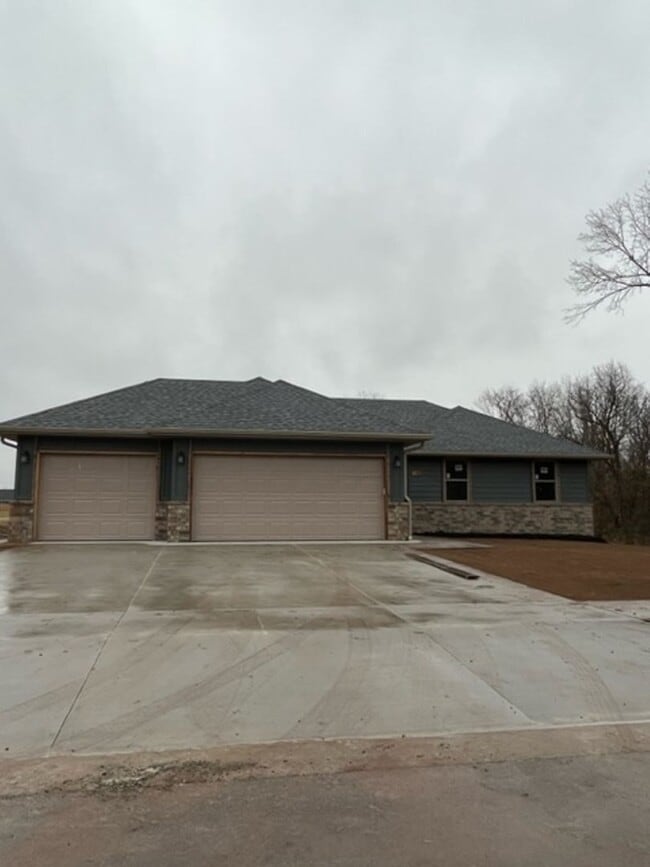 Beautiful one-year-old 3 bed, 2 bath, 3 ca... - Beautiful one-year-old 3 bed, 2 bath, 3 ca... House