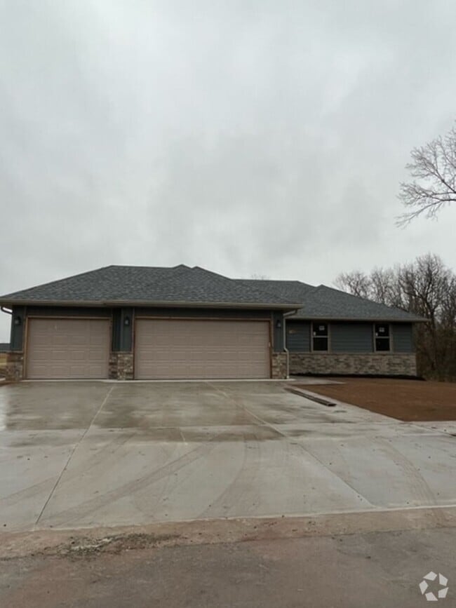Building Photo - Beautiful one-year-old 3 bed, 2 bath, 3 ca... Rental