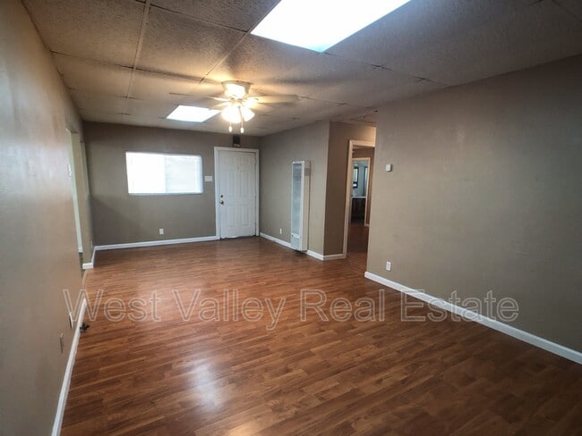 Photo - 441 Hazelton St