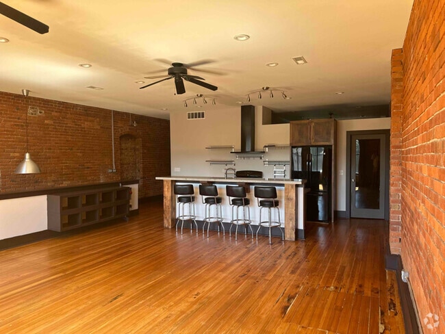Building Photo - 466 Main St Rental