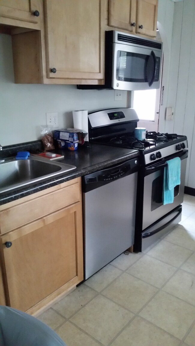 remodeled kitchen - 408 Hovey Ave Casa