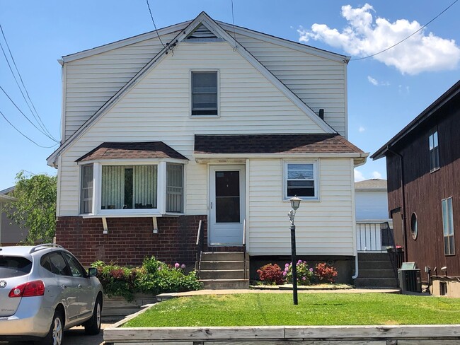 Building Photo - 9 Graywood Rd