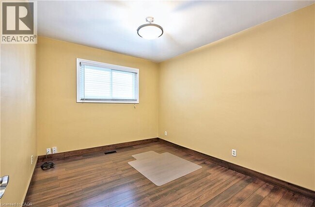 Photo - 1476 Barton St E