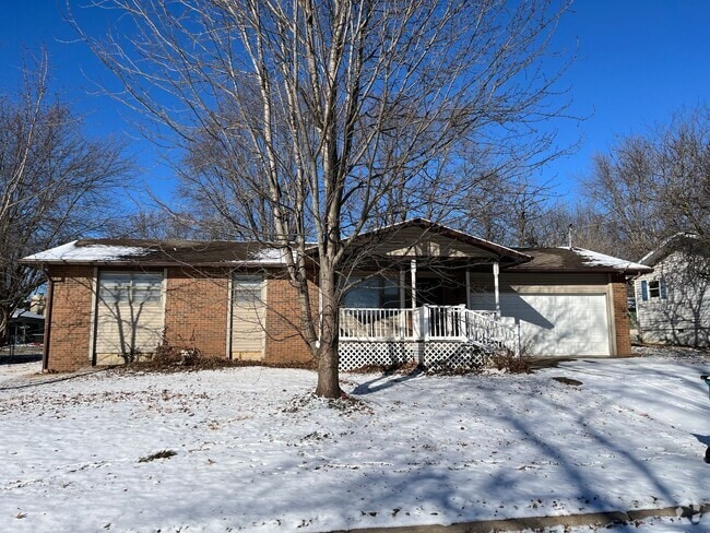Building Photo - Easy access to everything Rental